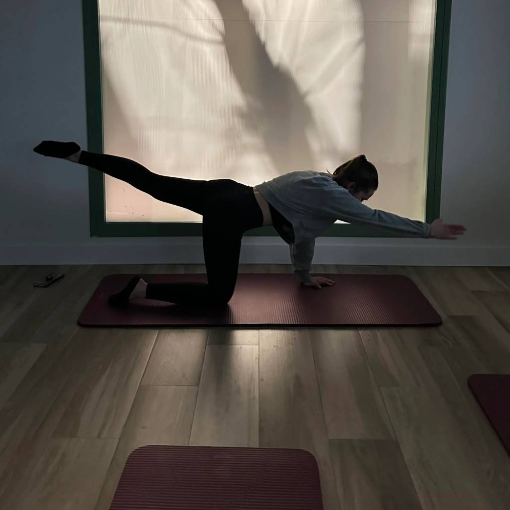 Profesora de yoga en Indima Salud durante una sesión en nuestras instalaciones de Sanchinarro.