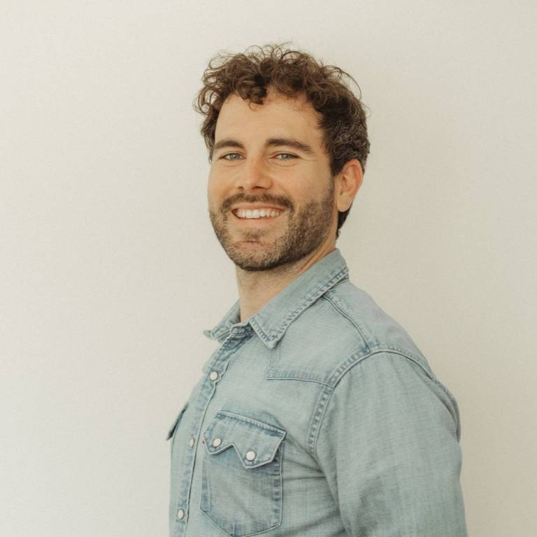 Javier, fisioterapeuta especializado en terapia manual, abordaje invasivo eco guiado, trauma, readaptación deportiva y osteopatía en Sanchinarro, Indima Salud.